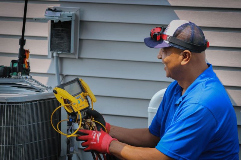 G&R Tech Diagnosing AC Unit